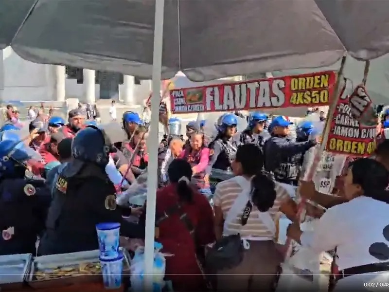 Comerciantes informales que se instalan sin autorización desde hace un par de semanas en la Alameda Central protagonizaron una riña con policías tras negarse a retirar sus puestos. Foto Cuartoscuro.