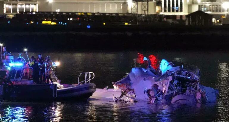 Los equipos de emergencia siguen trabajando en el río Potomac Getty Images via AFP.