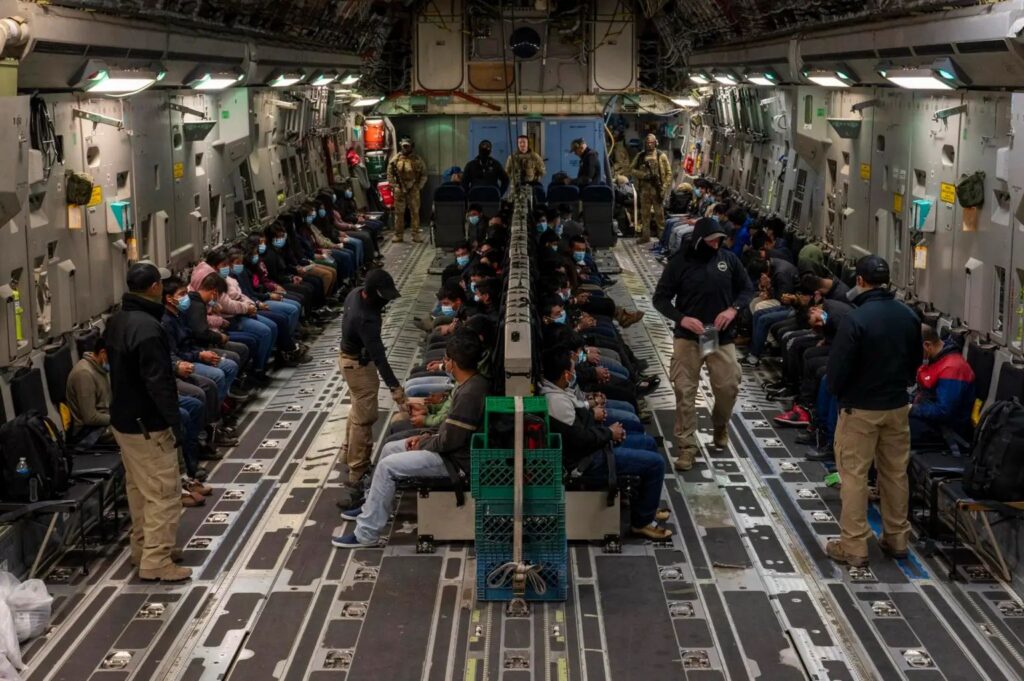 Imagen cedida por la Fuerza Aérea de EE.UU. donde se muestra a un grupo de migrantes indocumentados sentados dentro de un avión militar camino a su deportación. Foto de EFE/ US Air Force.