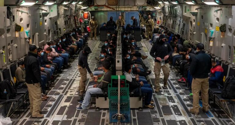 Imagen cedida por la Fuerza Aérea de EE.UU. donde se muestra a un grupo de migrantes indocumentados sentados dentro de un avión militar camino a su deportación. Foto de EFE/ US Air Force.