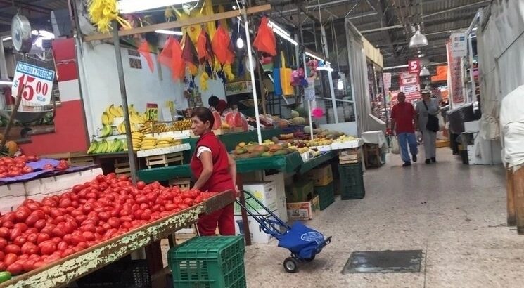 Locatarios de mercados públicos de CDMX se movilizarán el lunes 10 de febrero desde 12 puntos con rumbo a la Sedeco, en avenida Cuauhtémoc. Foto Guillermo Sologuren / Archivo.