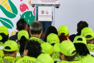 Arranca Brugada programa de auxilio escolar para secundarias y preparatorias de la CDMX.