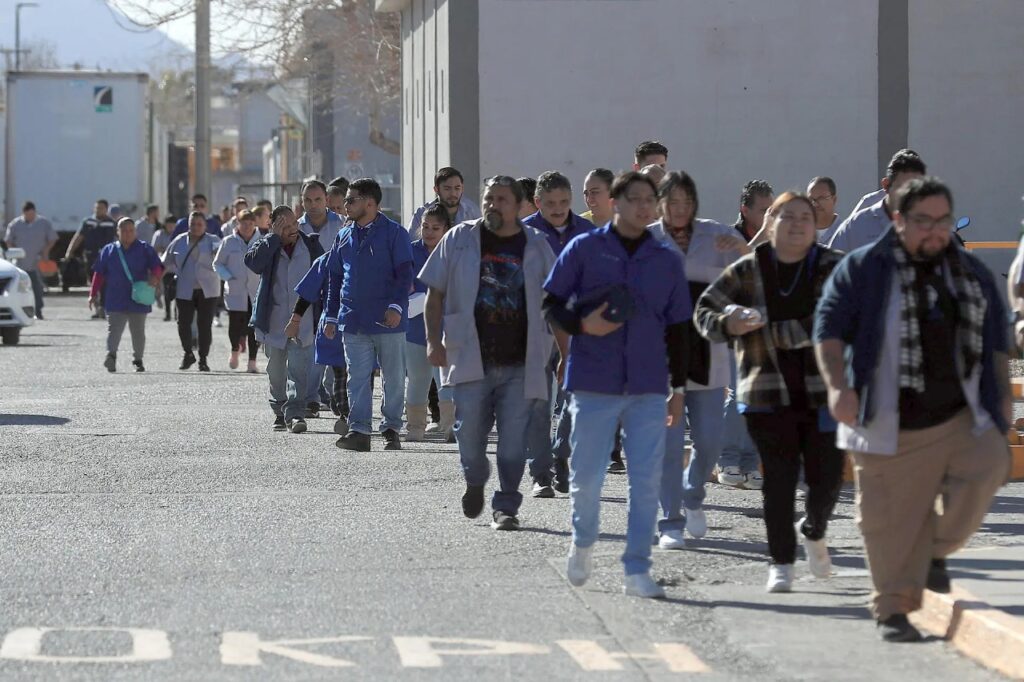 Empleados de maquiladoras en Ciudad Juárez. Foto de EFE/ Luis Torres.