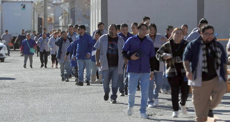 Empleados de maquiladoras en Ciudad Juárez. Foto de EFE/ Luis Torres.