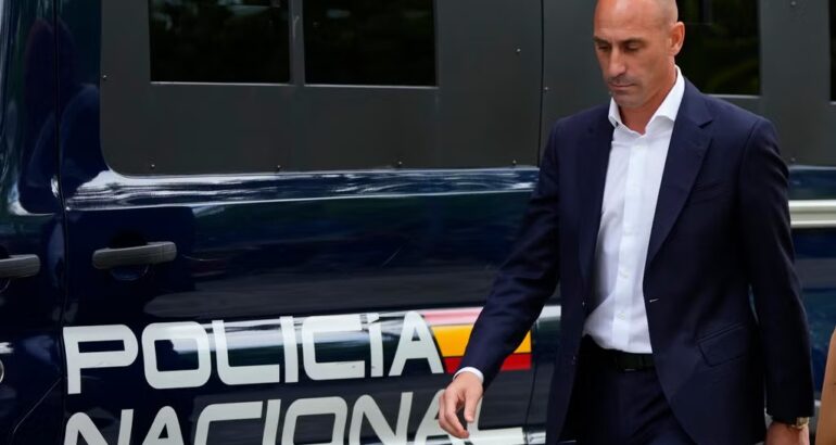 Luis Rubiales fue condenado por el beso a Jennifer Hermoso. Foto: AFP.