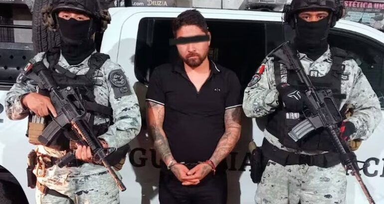 Elementos de la Guardia Nacional y de la Secretaría de la Defensa Nacional le decomisaron a Christian Alejandro ‘N’, alias 'El Cholo', envolturas con droga, armas de fuego y cartuchos. [Fotografía. Sedena].