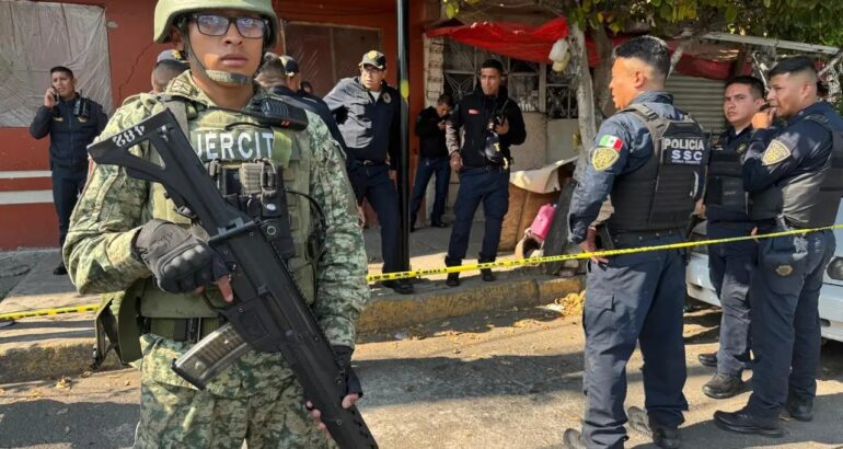 Tres personas fueron ejecutadas dentro de un domicilio ubicado en la calle Telecomunicaciones, en la colonia Chinam Pac de Juárez, en la alcaldía Iztapalapa, en la Ciudad de México, el 27 de febrero de 2025. Foto Alfredo Domínguez.