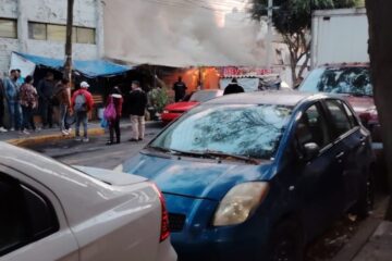 Incendio en Tacubaya consume casas de cartón.