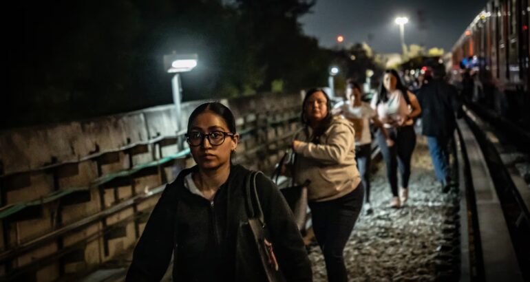 Ante las fallas en la zona de vías de la Línea 9 del metro, algunos usuarios fueron desalojados de los trenes y tuvieron que caminar por las vías. Foto: Fotogaleria el Pais.