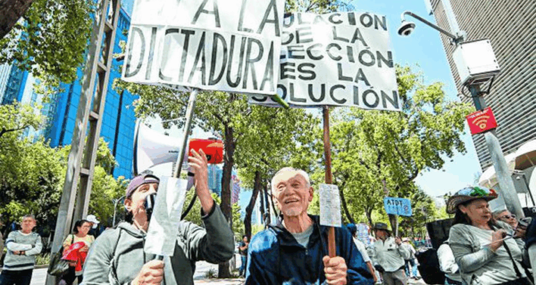 Protesta contra dicha iniciativa frente al recinto. Araceli López.
