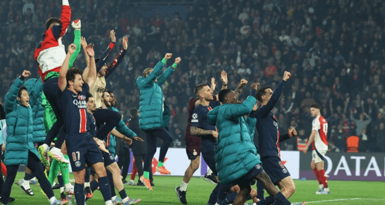 Los jugadores del Paris Saint-Germain celebran su victoria durante el partido de vuelta de las semifinales de la UEFA Champions League entre el Paris Saint-Germain (PSG) y el Arsenal. Foto: Afp
