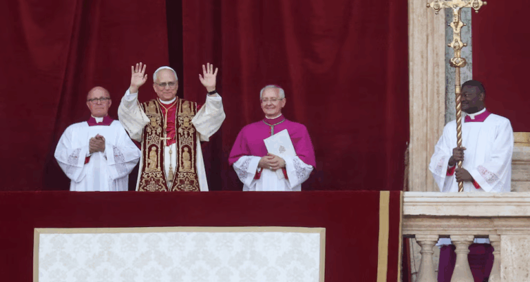 León XIV aparece en el balcón de la Basílica de San Pedro en el Vaticano, el 8 de mayo de 2025. REUTERS/Hannah McKay