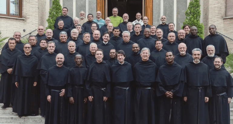 Se acordó el uso de un hábito negro con cinturón de cuero (The Augustinian Order).