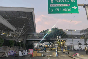 Continúa bloqueo de madres buscadoras afuera del metro Chabacano en CDMX.