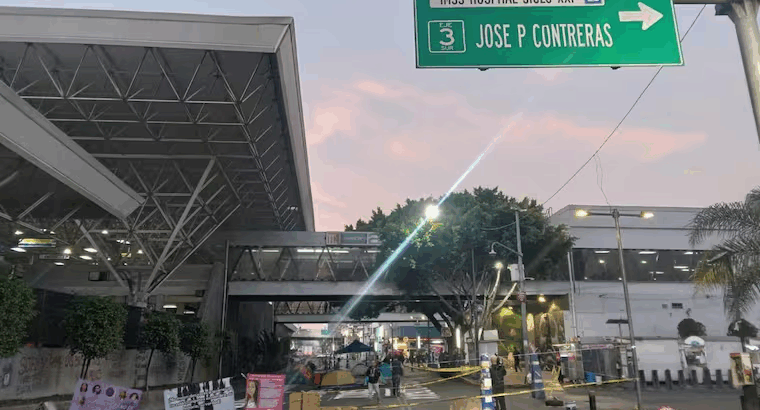 Continúa el bloqueo de madres buscadoras sobre calzada de Tlalpan.