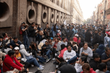 Bloquean maestros de la CNTE accesos a Palacio Nacional.
