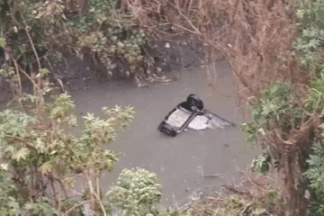 Mueren cinco estudiantes al caer su auto a un canal de aguas negras en Cuautitlán Izcalli.
