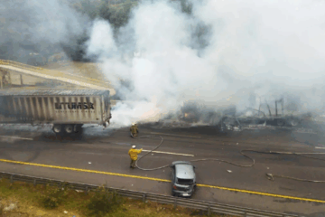 Incendio y caos vial tras choque de tráileres en la México-Toluca.