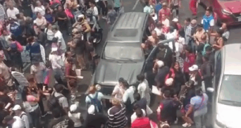 El automóvil se llevó a cerca de una decena de personas en su búsqueda de continuar su camino / Foto: cortesía vecinos.