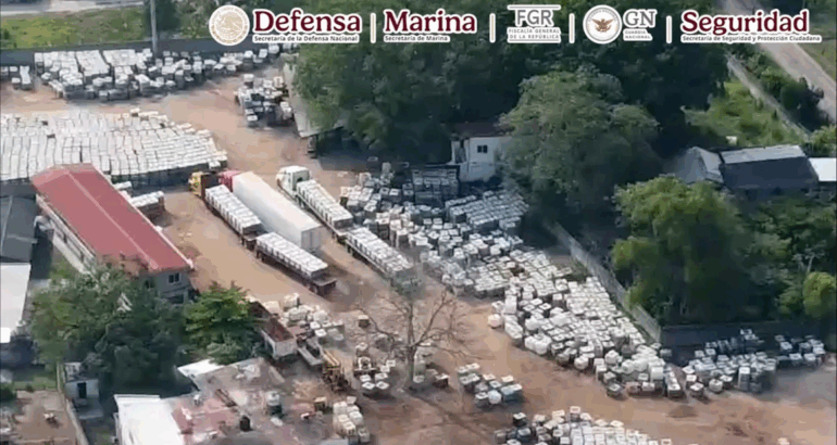 En este decomiso de hidrocarburo, se incautaron además 18 vehículos, tres equipos de maquinaria y 4.000 contenedores. Gabinete de Seguridad de México.