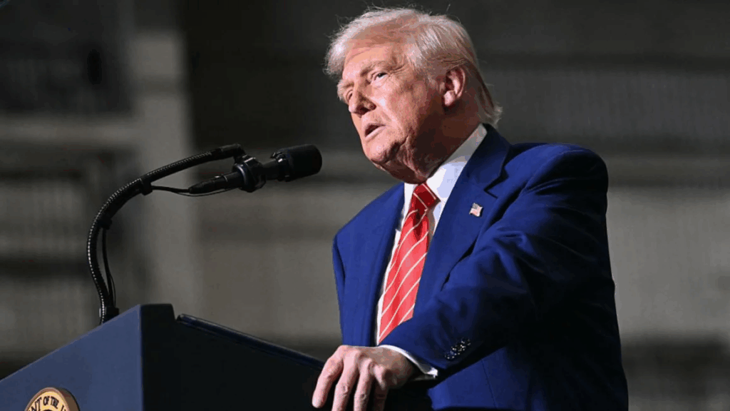 El presidente de Estados Unidos, Donald Trump, habla durante una visita a US Steel - Irvin Works en West Mifflin, Pensilvania, el 30 de mayo de 2025. SAUL LOEB/AFP via Getty Images