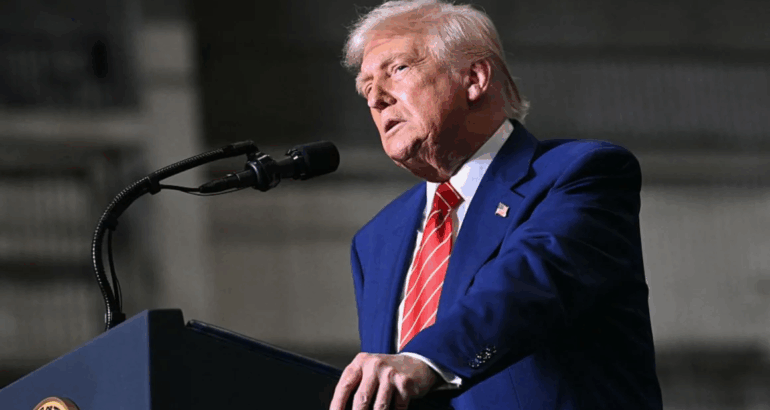 El presidente de Estados Unidos, Donald Trump, habla durante una visita a US Steel - Irvin Works en West Mifflin, Pensilvania, el 30 de mayo de 2025. SAUL LOEB/AFP via Getty Images