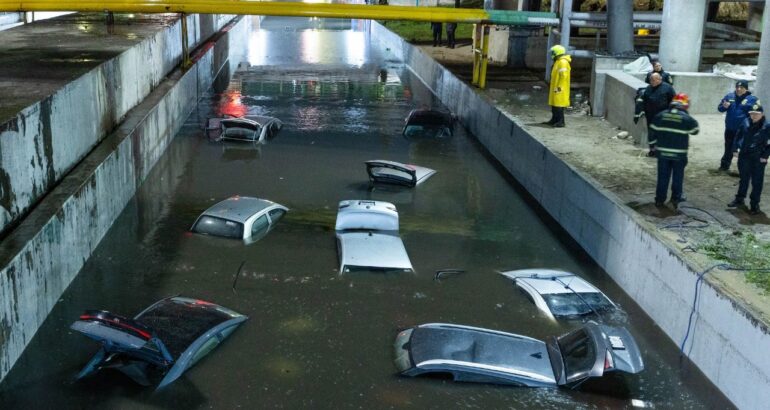 Varios automóviles flotan en el viaducto Río de la Piedad, a la altura de Troncoso, inundado tras las fuertes lluvias de este lunes, en Ciudad de México. Foto: El Pais.