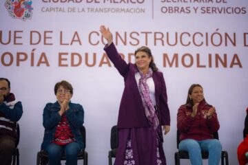 Coloca Brugada primera piedra de la Utupia Eduardo Molina.