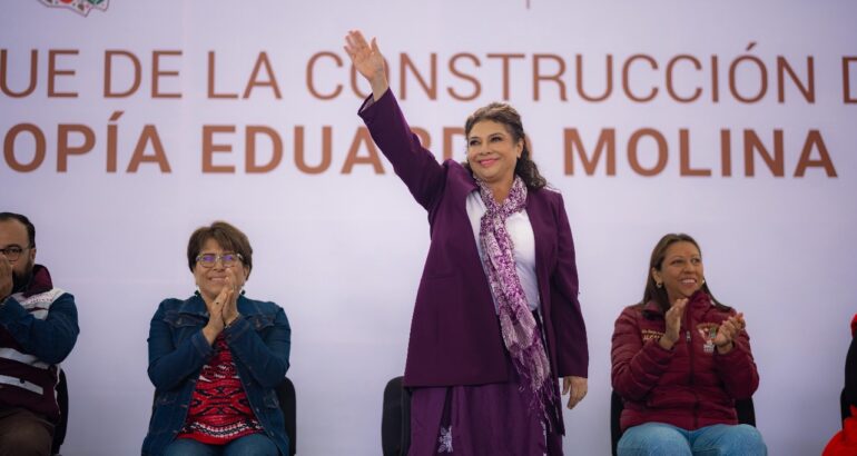 Coloca Brugada primera piedra de la Utupia Eduardo Molina.