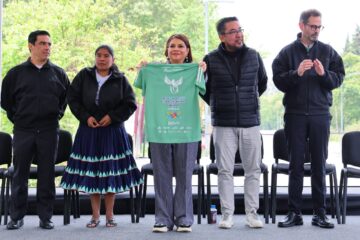 Presenta Brugada medallas y playeras oficiales del Maratón y Medio Maratón de la CDMX 2025.