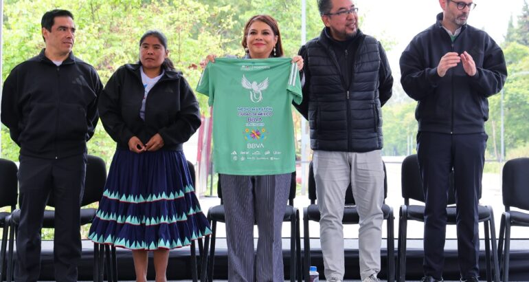 Presenta Brugada medallas y playeras oficiales del Maratón y Medio Maratón de la CDMX 2025.