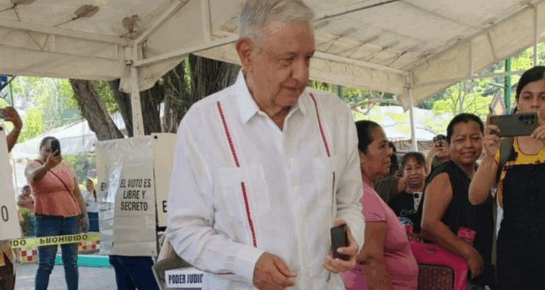 “Me da mucho gusto vivir en un país libre y democrático”, dijo el exmandatario.