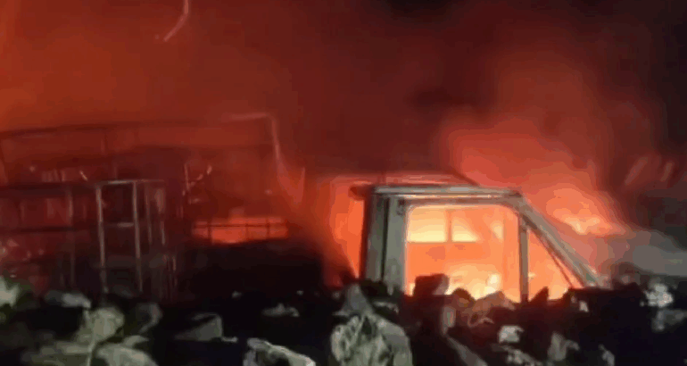 Cuatro camionetas calcinadas fueron localizadas en el sitio de la explosión .