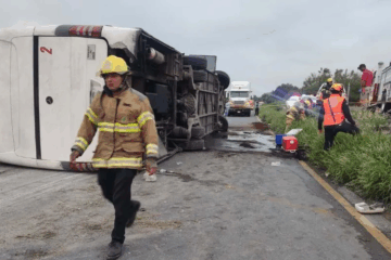 11 muertos tras volcadura de autobús en Nuevo León.