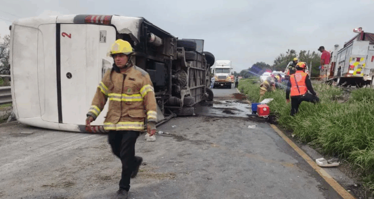 Cuerpos de auxilio como Protección Civil de Nuevo León acudieron al lugar de los hechos para atender la situación. | Cortesía.