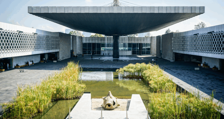 El Museo Nacional de Antropología alberga la colección arqueológica más importantes del país. Además este museo tiene un diseño y planeación única en la historia de la arquitectura moderna en México.Foto: katiebordner