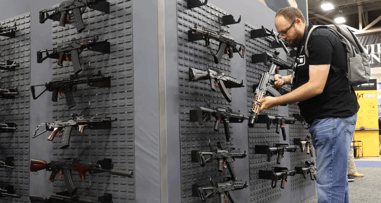 Un asistente a una feria de la Asociación Nacional del Rifle (NRA) en Dallas examina un arma, en una imagen de 2024. Justin Sullivan (Getty Images)