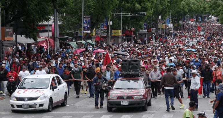 Maestros de la Coordinadora Nacional de Trabajadores de la Educación (CNTE) protestan en Ciudad de México. Foto de EFE/ Sáshenka Gutiérrez