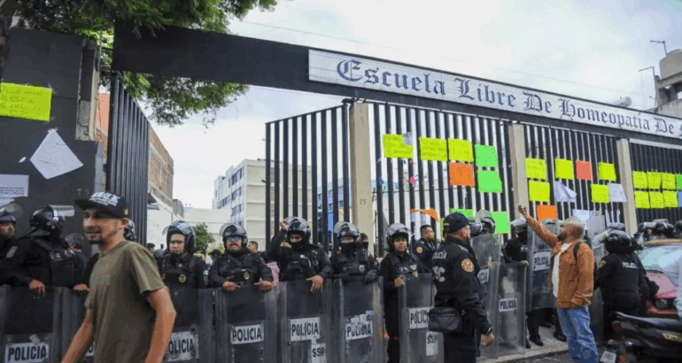 En mayo hubo enfrentamientos en la Escuela de Homeopatía. Foto: Cuartoscuro