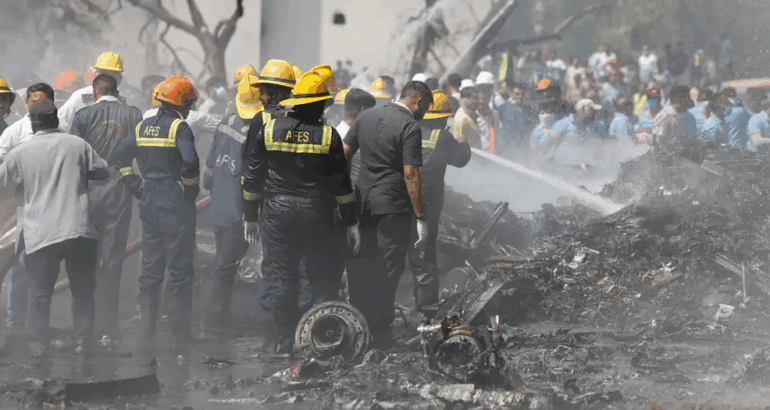 Rescatistas trabajan en el lugar de la tragedia.