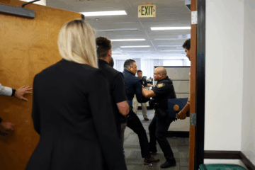 Senador demócrata es sacado por la fuerza por interrumpir discurso de Kristi Noem.