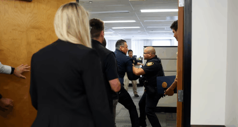 El senador estadounidense Alex Padilla es detenido y expulsado del recinto tras interrumpir la conferencia de prensa ofrecida por la secretaria de Seguridad Nacional de Estados Unidos, Kristi Noem, y otros, en Los Ángeles, California (REUTERS/Aude Guerrucci)