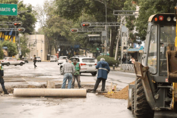 Megafuga de agua en eje 6 sur en CDMX generó caos vial en la Benito Juárez.