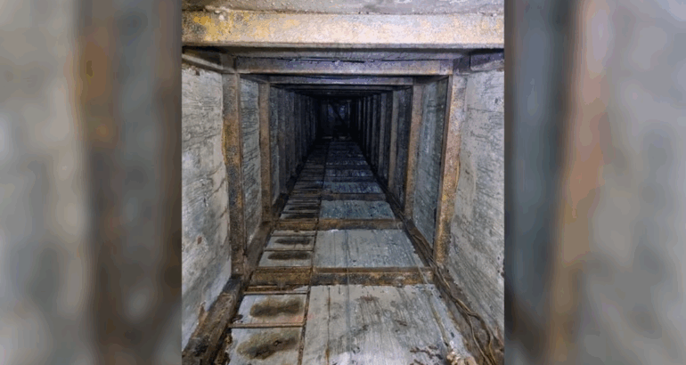 La Secretaría de Seguridad y Protección Ciudadana de México informó que el túnel se utilizaba “para transportar sustancias ilícitas hacia Estados Unidos” y que hallaron metanfetamina y artículos de transportación. Secretaría de Seguridad y Protección Ciudadana / X