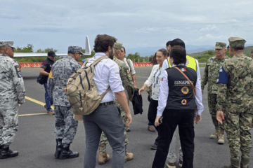 Zonas afectadas por Huracán Erick en Oaxaca sobrevoladas por Sheinbaum.