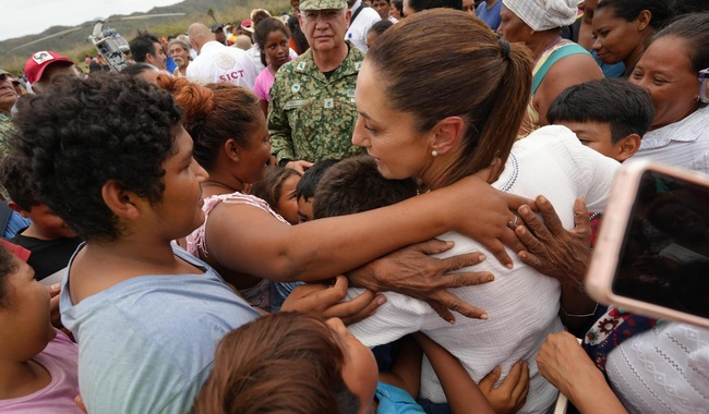 “Siempre vamos a estar cerca de la gente, nunca los vamos a dejar”: Presidenta supervisa comunidades de Oaxaca afectadas por huracán Erick