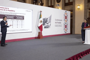 Firma Sheinbaum decretos sobre jubilación y movilidad de maestros.