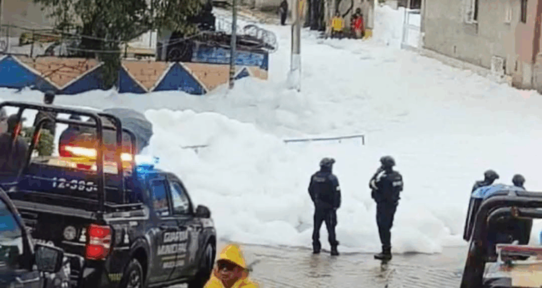 La Prensa Los Cuartos se desbordó en Naucalpan.Foto EE: Especial