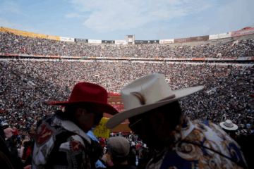 La Plaza de Toros México se niega a realizar coloridas de toros sin violencia.