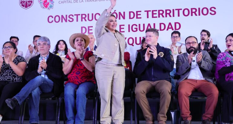 Clara Brugada durante su recorrido por Mixquic, donde supervisó obras de alumbrado público y espacios comunitarios.